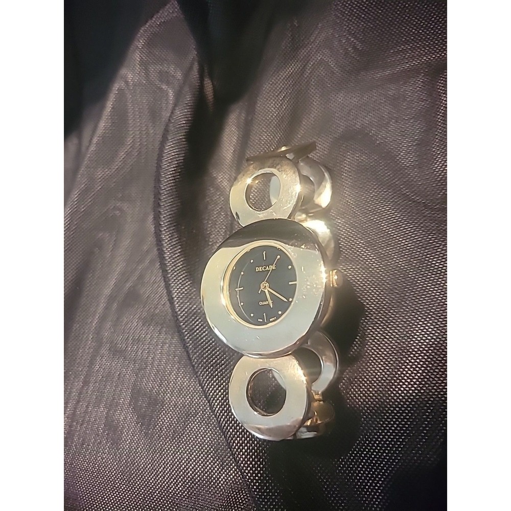 Vintage Decade Wristwatch Watch Womens Gold Tone Circle Black Face Jewelry